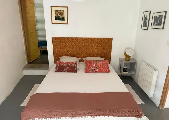 Loumaset-agreable Petite Maison-garrigues De